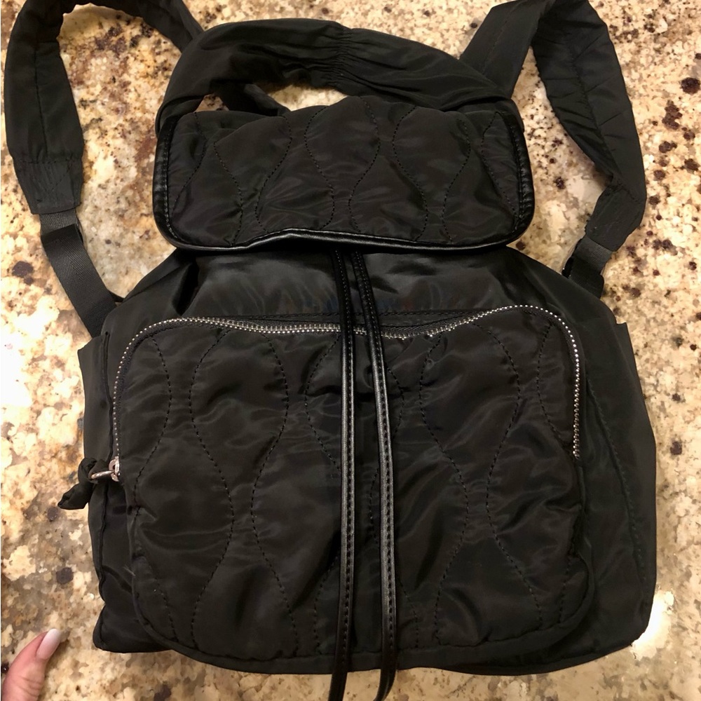 URBAN EXPRESSIONS Black quilted front drawstring backpack EXCELLENT